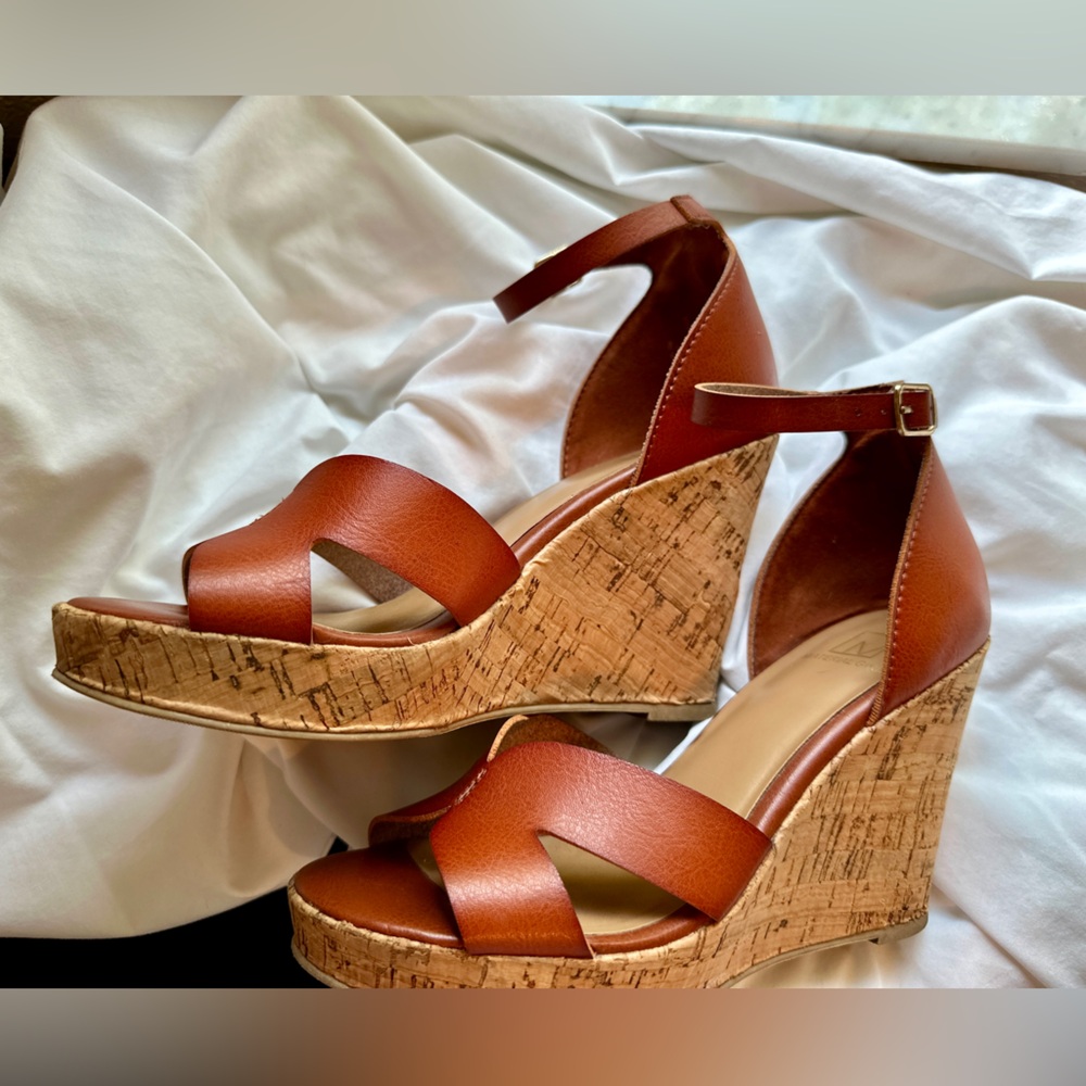 Material Girl Bretta Leather Open Toe Casual Wedge Sandals (7M)